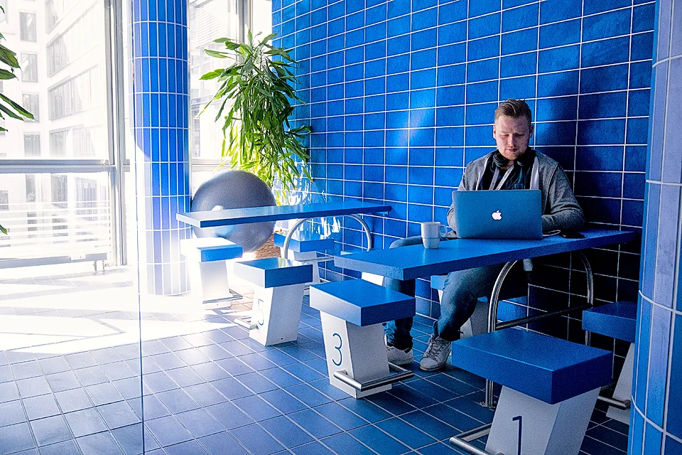 Работник в офисе Google в немецком Гамбурге.