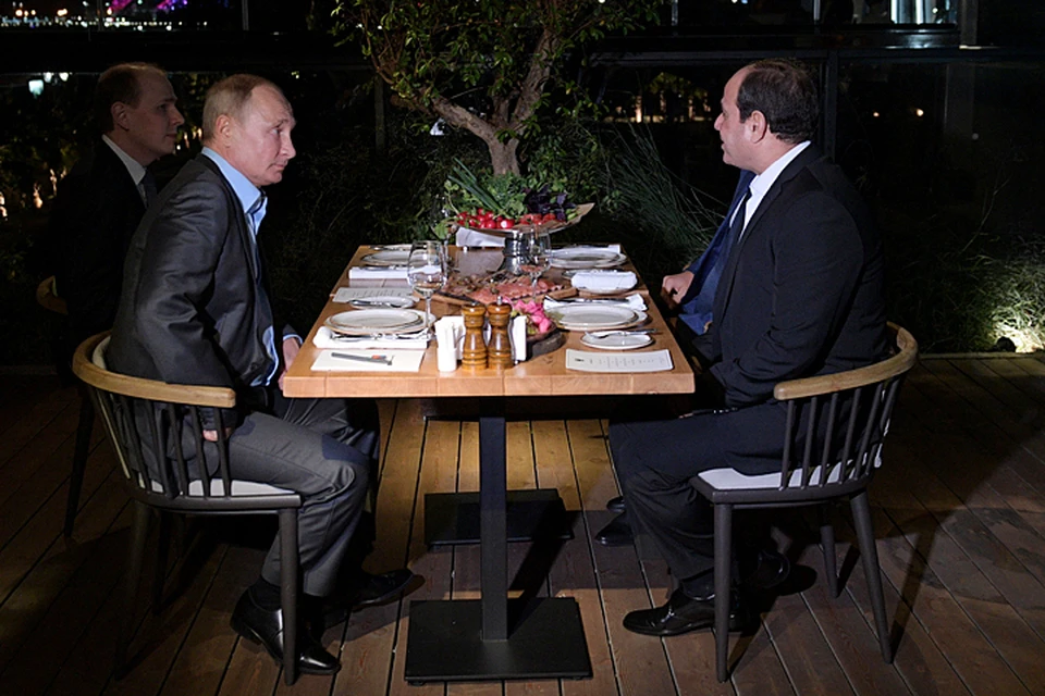 Президент России повез прилетевшего в Сочи египетского коллегу в Адлер, где был снят целый зал ресторана «Высота 5642»