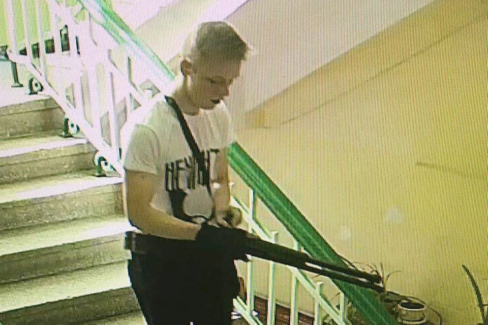 Владислав Росляков перезаряжает ружье в помещении колледжа.