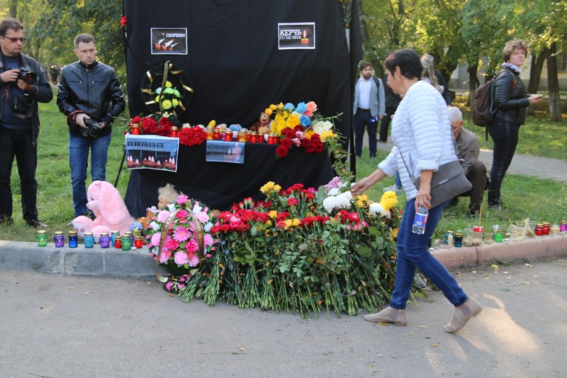 Люди прощаются с так рано ушедшими из жизни 20 студентами и преподавателями.