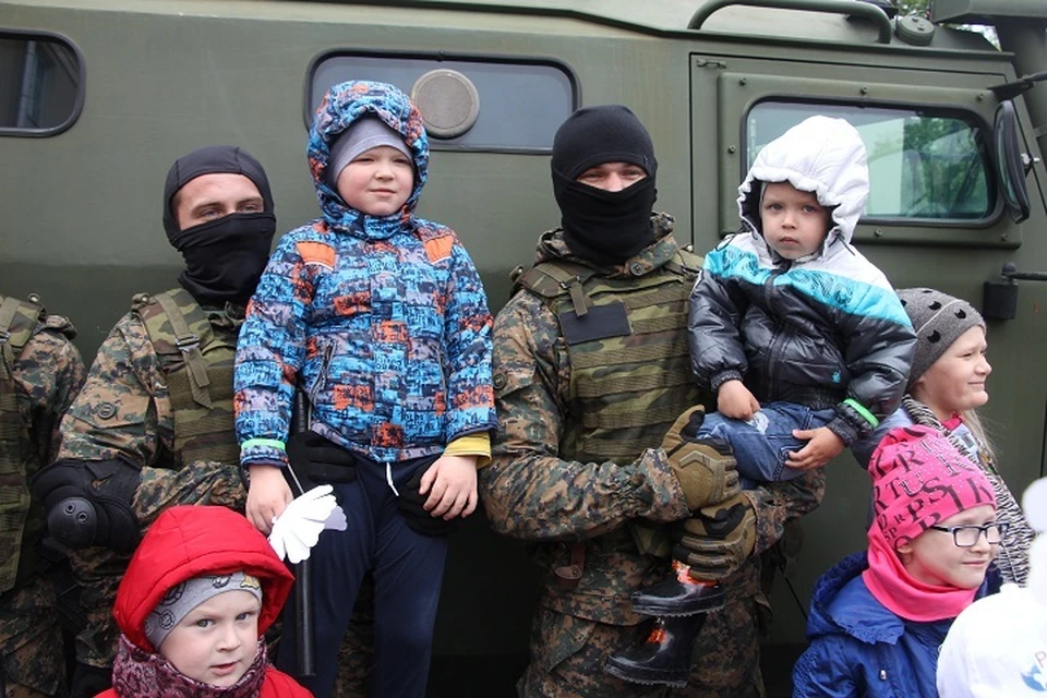 Спецназовцы показали детям спецтехнику во время "Урока Мужества"