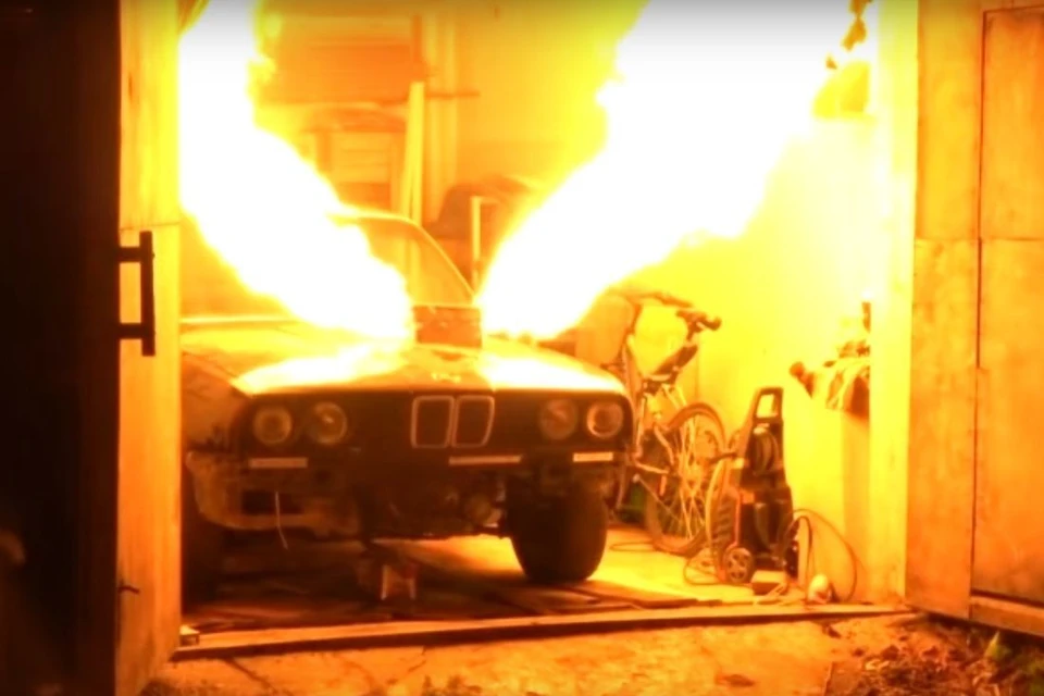 Зрители подумали, что запуск машины закончится пожаром. Стоп-кадр из видео Игоря Негоды.