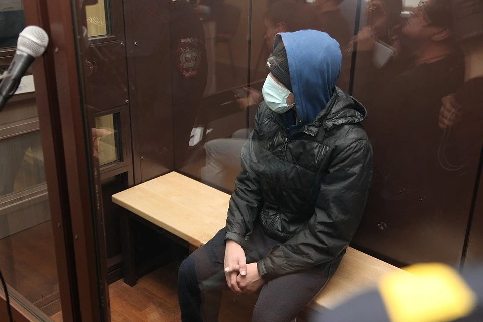 Леонид пришел на суд, спрятав лицо под медицинской маской.