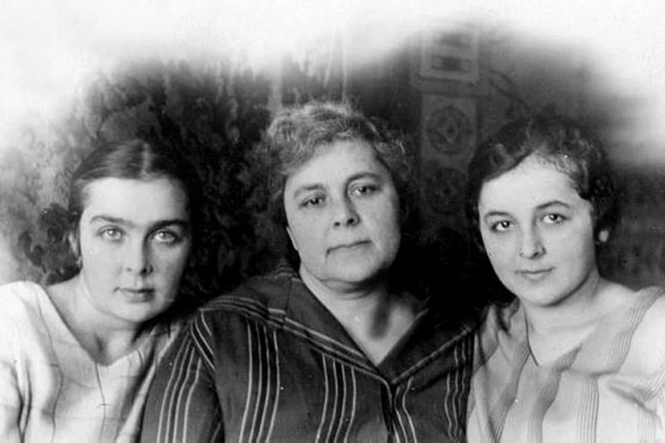 Клавдия Васильевна (слева) с мамой и сестрой. Примерно середина 20-х годов прошлого века.