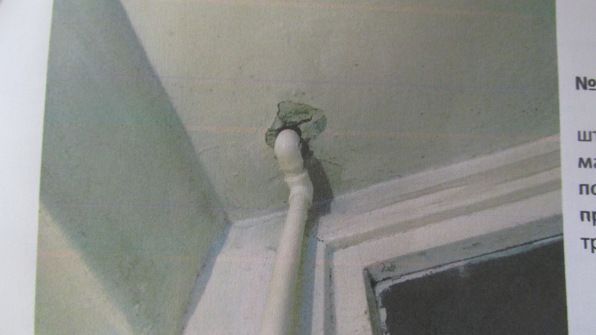 Сосед делает стояк. Труба для соседей. Трубы отопления по потолку. Как заделать трубу отопления на потолке. Чем заделать дыру в потолке после замены труб отопления.
