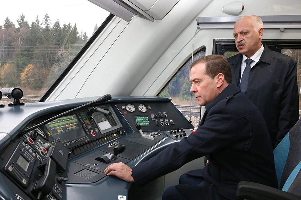 Премьер-министр во время посещения станции Бекасово-Сортировочная. ФОТО premier.gov.ru