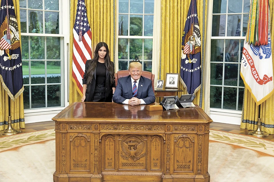 Дональд Трамп в своем кабинете вместе со знаменитой моделью Ким Кардашьян - она приходила к нему на прием с правозащитными вопросами.