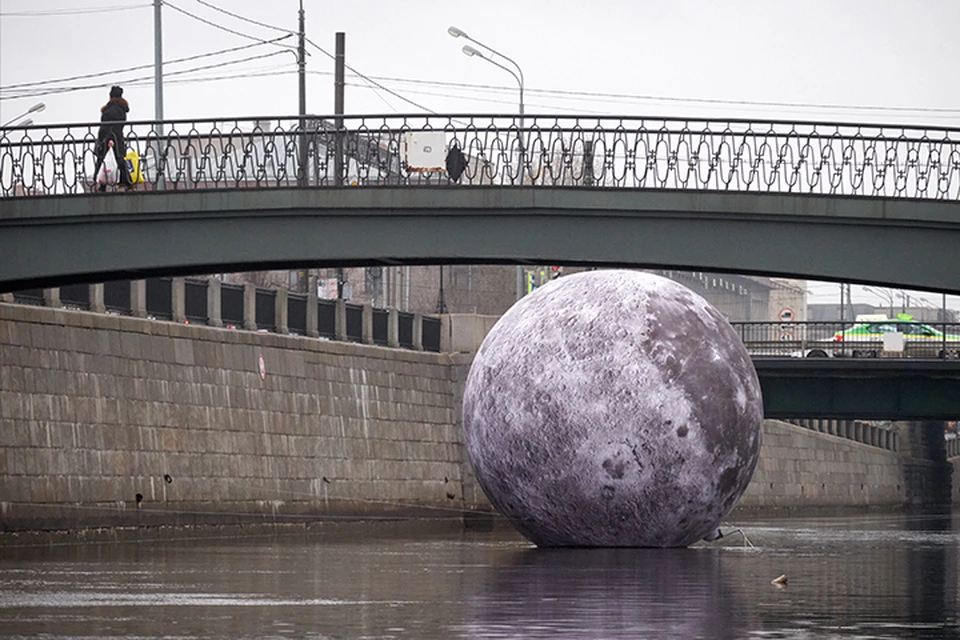 В Петербурге по Обводному каналу плавала семиметровая Луна.