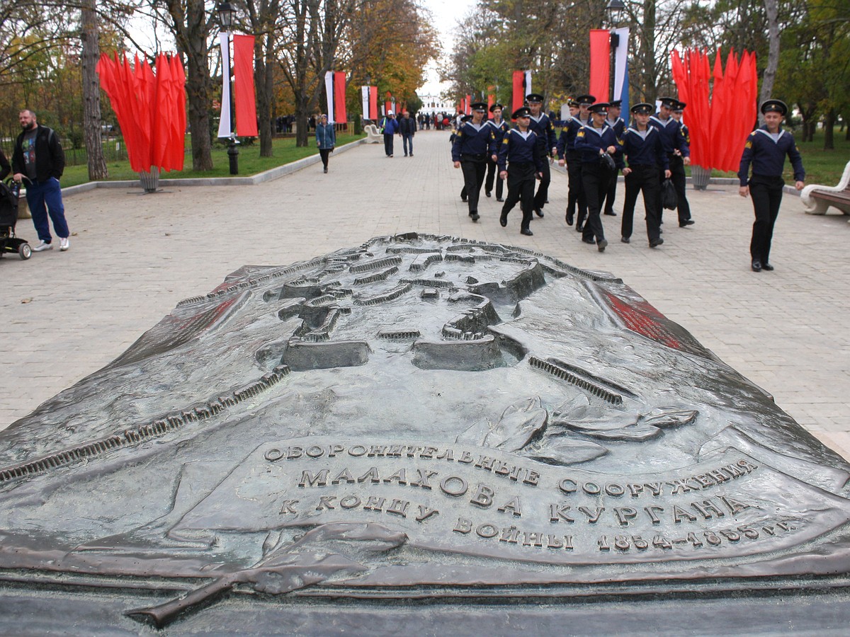 Редут, пушки и старинные фонари: Малахову кургану в Севастополе вернули  прежний вид - KP.RU