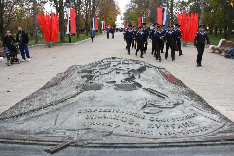 На территории Малахова кургана находятся 22 памятника и мемориальных обозначения