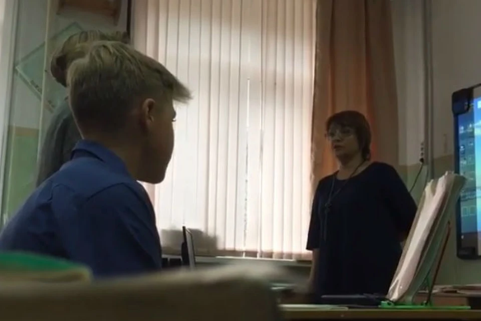«Ты приемная что ли»: На Сахалине учительница довела девочку до истерики из-за дырки на кофте