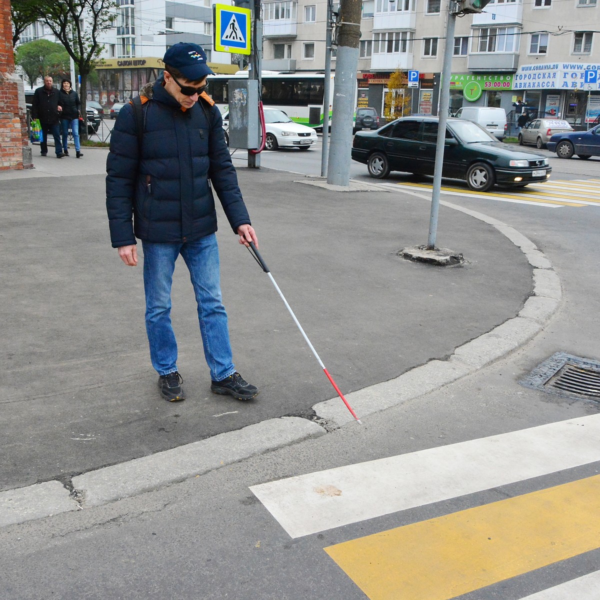 Ветки в лицо и столбы посреди тротуара: легко ли живется незрячим  калининградцам - KP.RU