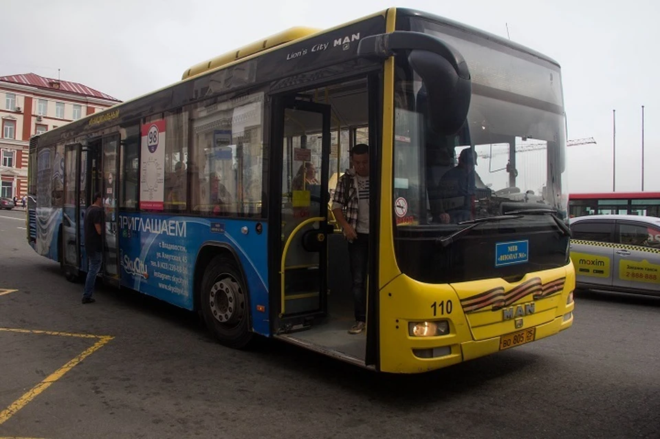 Пока только 3 перевозчика из 14 ввели систему безналичного расчета в автобусах Владивостока