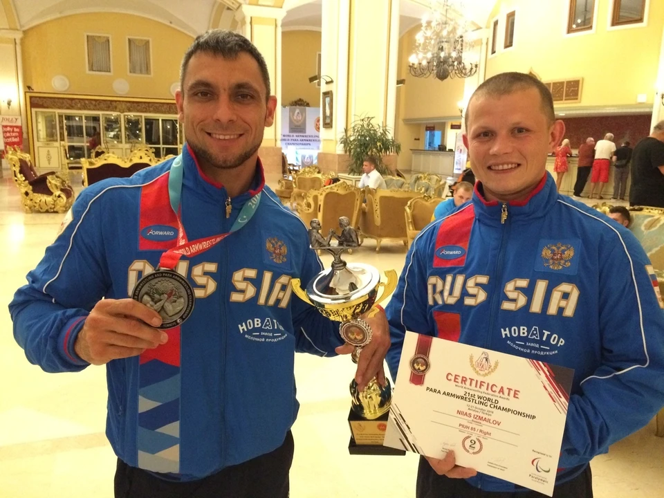 Паралимпийцы из Джанкоя Нияс Измайлов и Владимир Руденко после успешного выступления на Чемпионате мира армрестлингу.