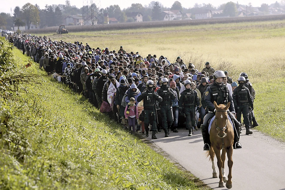Октябрь 2015-го. Через месяц после громкого заявления Меркель в сторону Германии направились сотни тысяч людей. Так колонну с мигрантами сопровождали полицейские в Словении. Фото: Srdjan Zivulovic/REUTERS