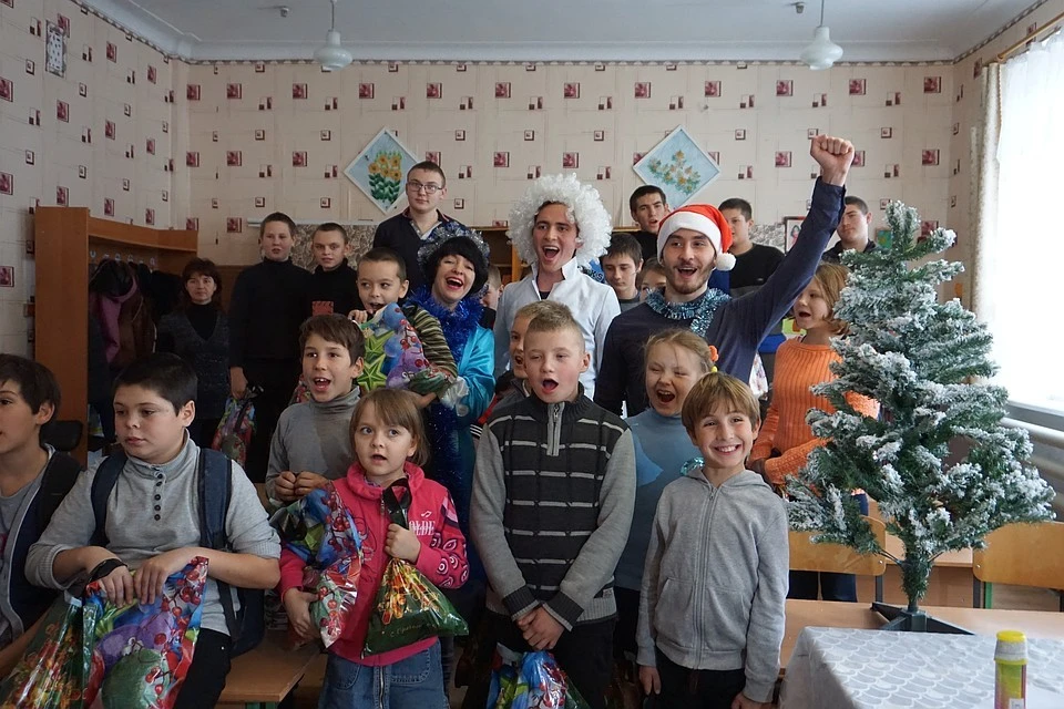 В прошлом году «Комсомолка» в Донецке провела первую благотворительную акцию. Мы повезли подарки в «красную зону» - детям фронтовой Саханки