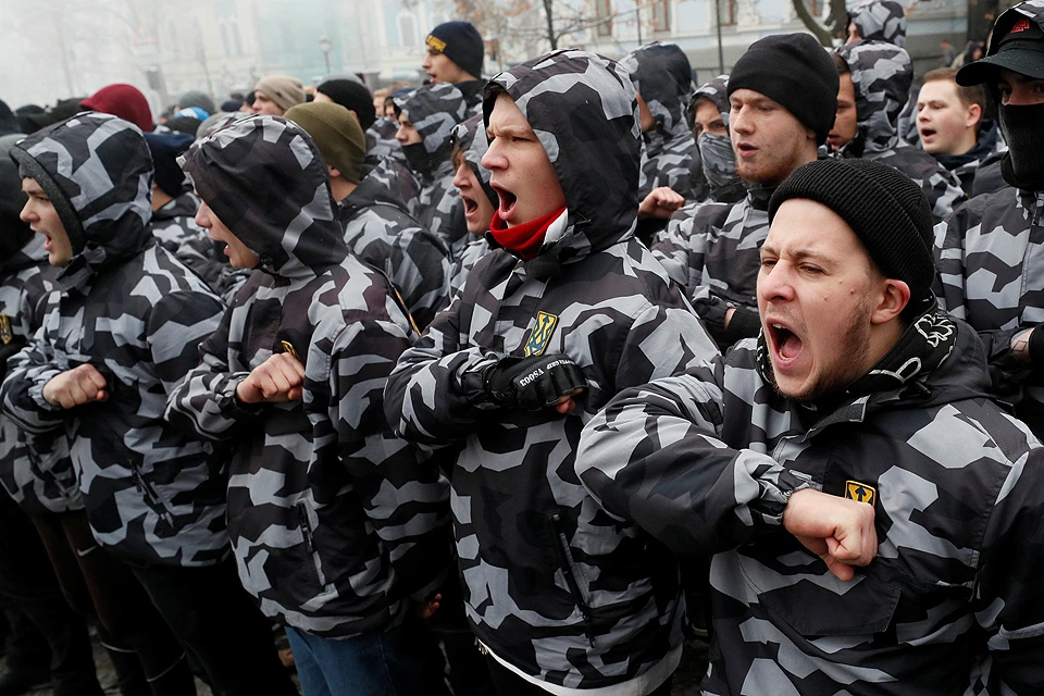 Митинг молодых националистов у стен Верховной рады в Киеве.