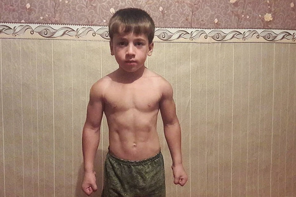 Мальчик тренируется три раза в день