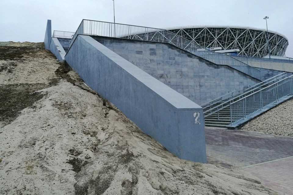 Со склона у стадиона вновь смыло песок и грунт.