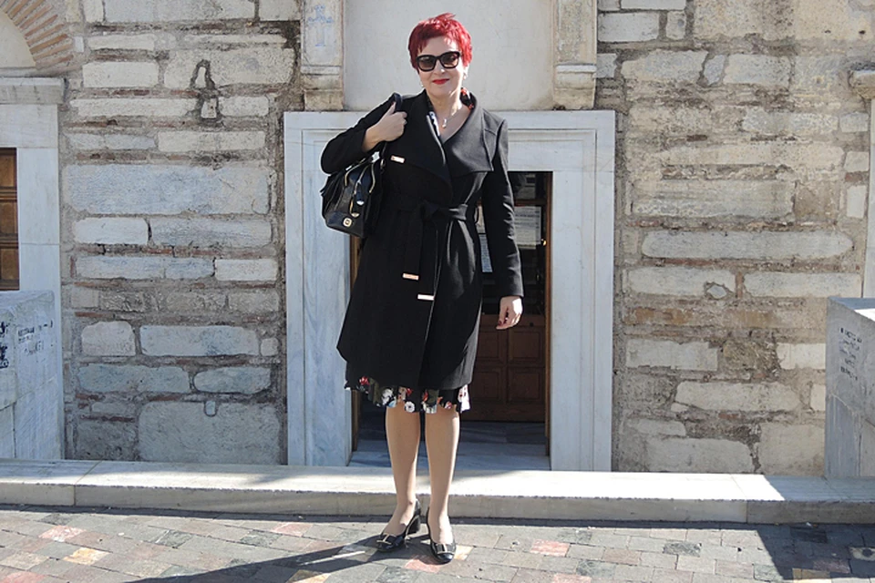 Дарья Асламова на площади Монастираки у входа в греческую церковь