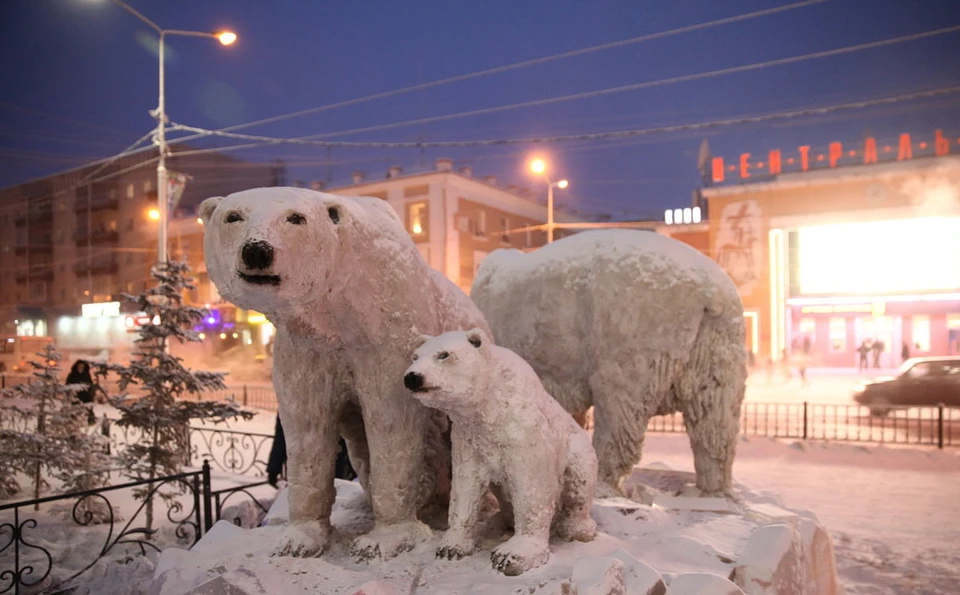 Где находятся медведи в москве. Снежная фигура медведь. Медведь из снега. Белый медведь из снега. Снежные фигуры белого медведя.