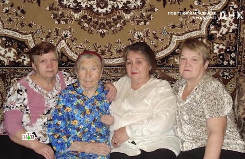 На старой семейной фотографии видно, что Людмила (вторая справа) не похожа на сестер и мать.