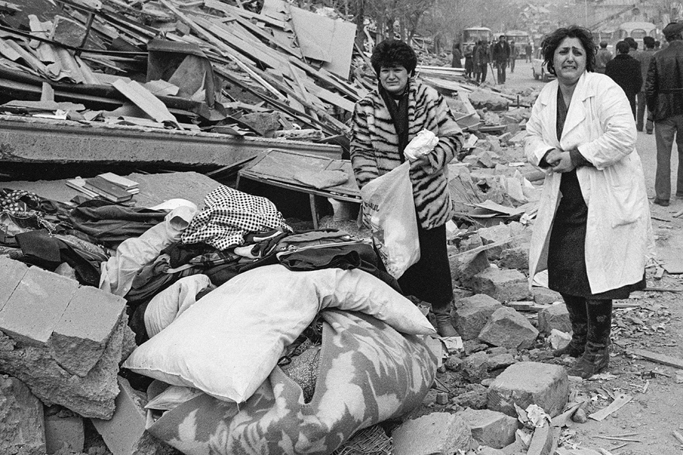 8 декабря 1988 г. Разрушения в городе в результате землетрясения, которое произошло в северных районах Армении. Атаян Роберт, Хачатрян М./Фотохроника ТАСС