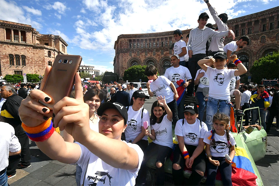 Май 2018 года. Сторонники избранного премьер-министра Армении Никола Пашиняна празднуют победу на площади Республики в Ереване.