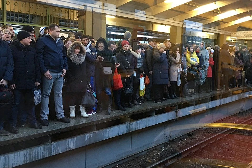Пассажиры на станции метро "Выхино". ФОТО o808vk@twitter