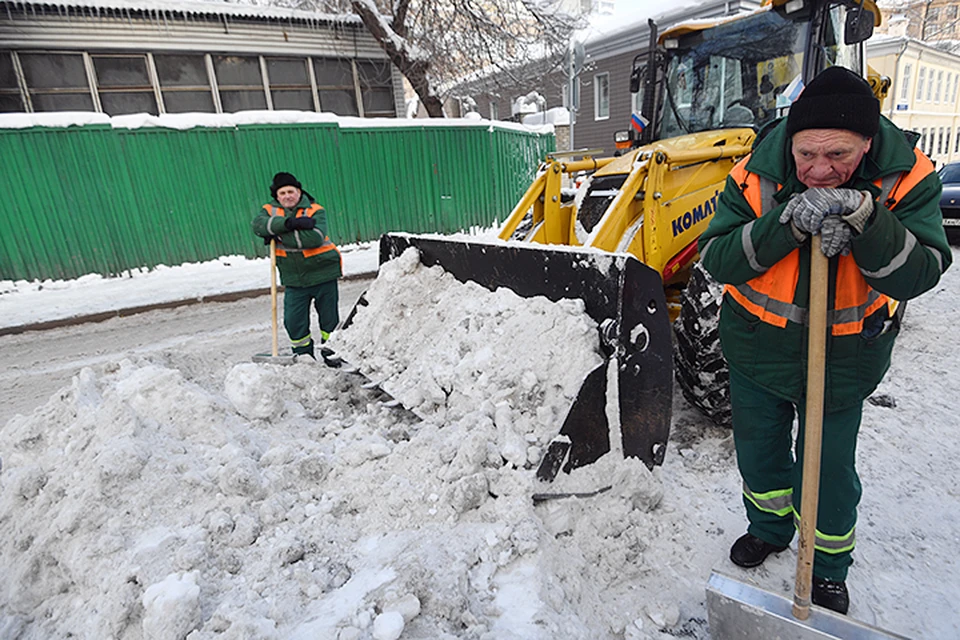 Коммунальные работники этот снегопад называют не столь интенсивным, чтобы отправлять на уборку максимальное количество людей и техники