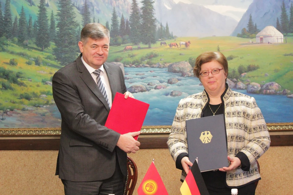 Соглашение подписали 13 декабря министр экономики Олег Панкратов и посол ФРГ в КР Моника Иверсен