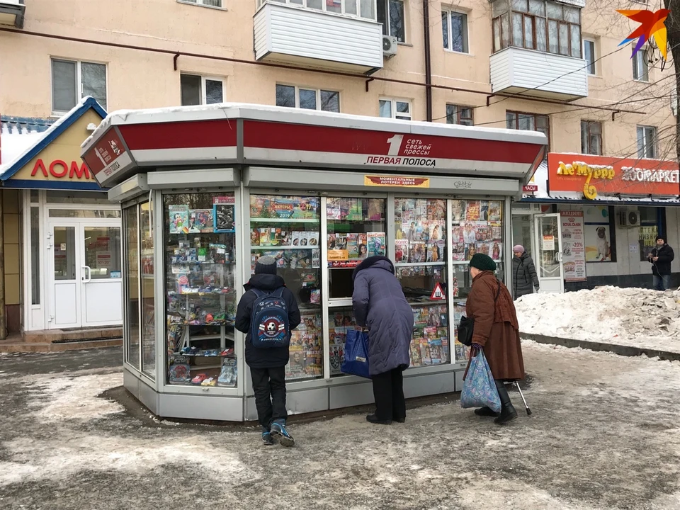Тюменцы привыкли покупать газеты и журналы прямо на остановках, в ожидании своего автобуса или при выходе из него