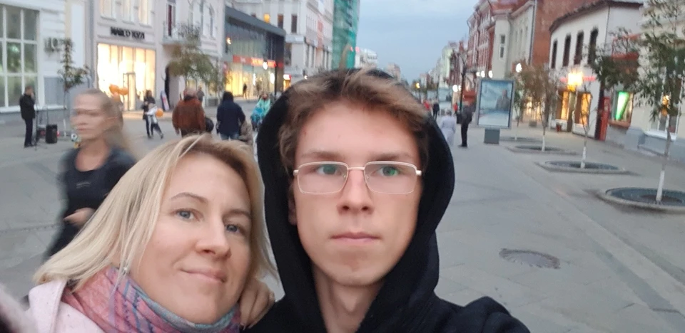 Даниил Артамонов вместе с мамой гуляют по улице Ленинградской в Самаре