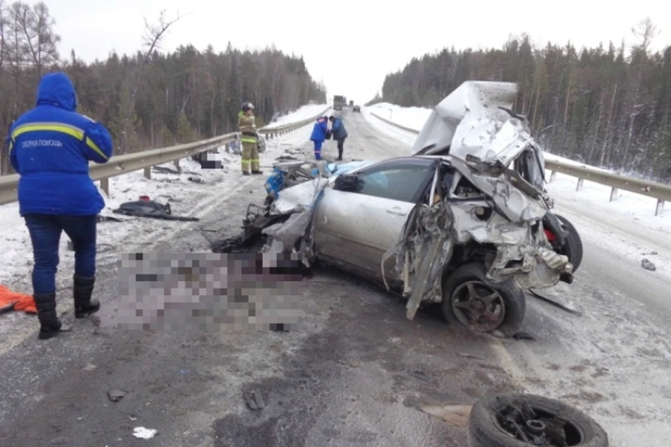 ДТП в Иркутской области: на трассе Р-255 «Сибирь» «Toyota» столкнулась с фурами «Volvo» и «Mercedes», один человек погиб. Место аварии. Фото: предоставлено очевидцами.
