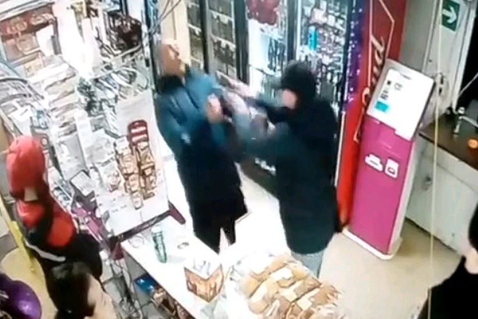 Драка в магазине Ивантеевки попала на кадры камеры видеонаблюдения.
