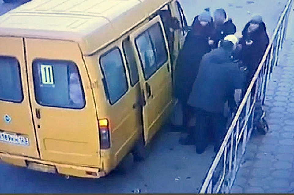 По словам очевидцев, женщина пролежала на дороге до приезда скорой помощи.