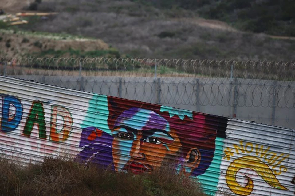 Монолитной бетонной стены на границе США и Мексики не будет