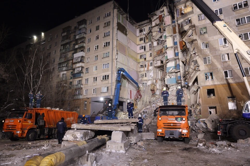 31 декабря в Магнитогорске рухнул подъезд жилого дома. Фото: МЧС РФ