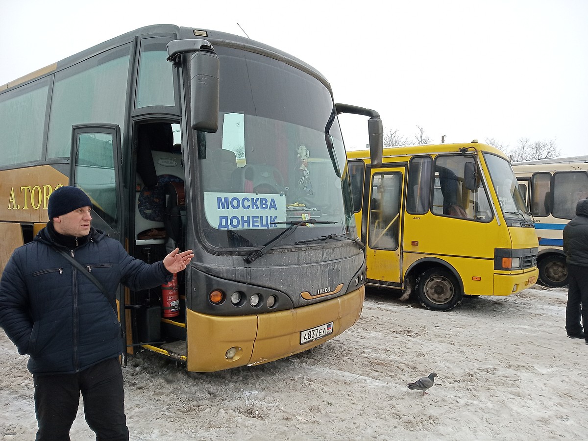 Водитель застрявшего автобуса «Москва-Донецк» Алексей Харченко: Ночевали в  пункте обогрева, а жители Степановки забрали детей домой - KP.RU