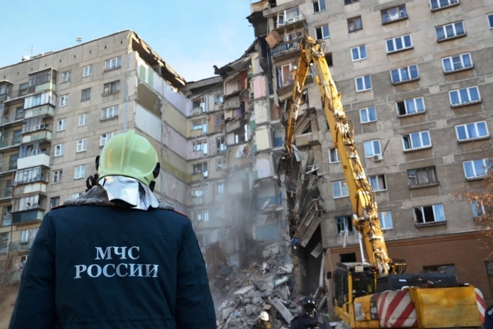 Мэр Магнитогорска был на месте взрыва одним из первых. Фото: ГУ МЧС по Челябинской области