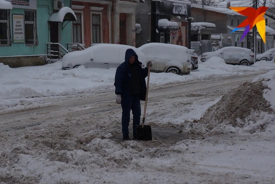 Зима в Кишиневе: и это не работник коммунальных служб!