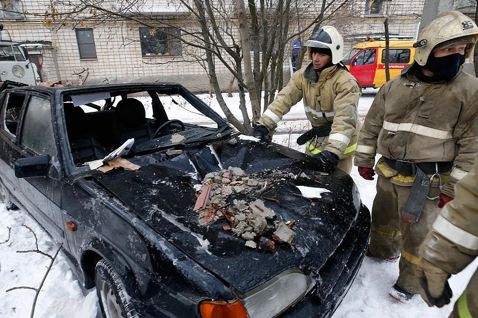 Взрывом задело соседние машины. ФОТО: Валерий Матыцин, ТАСС