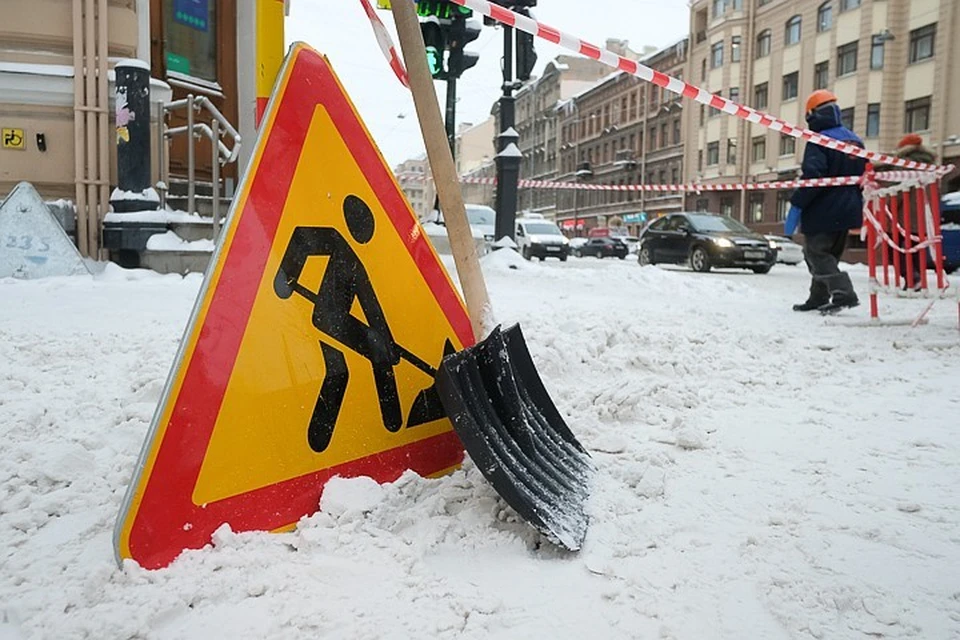Чистить снег лопатой - это не только приятно, но и полезно, считают в Комитете по благоустройству