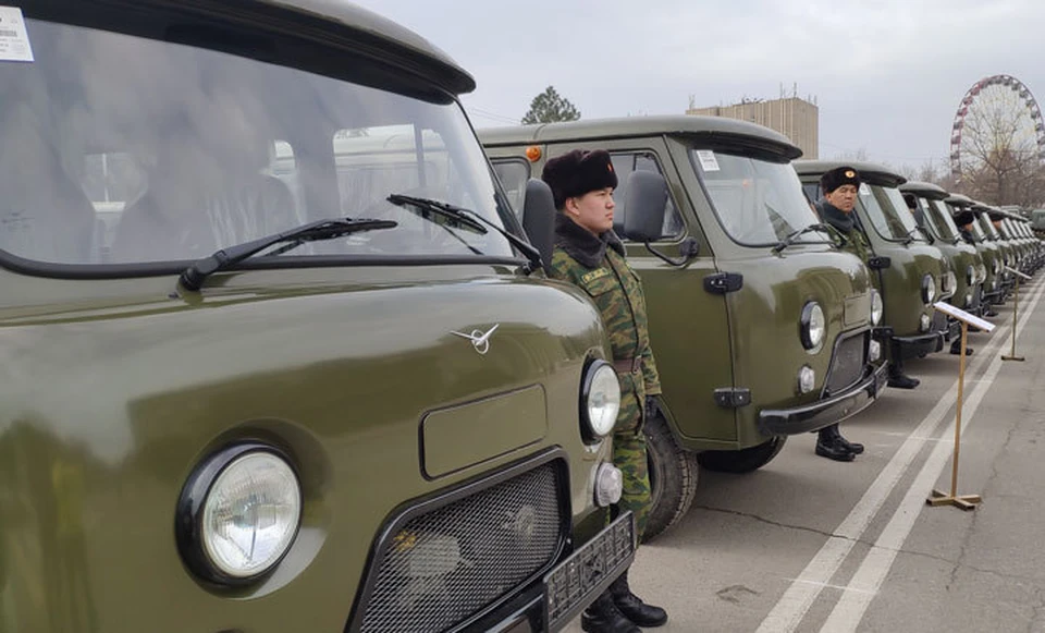 Кыргызстан получил надежные и неприхотливые машины высокой проходимости для перевозки людей и грузов, автомобили-тягачи, экскаваторы-погрузчики и другие виды техники.