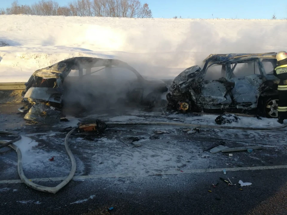 Две сгоревшие машины.