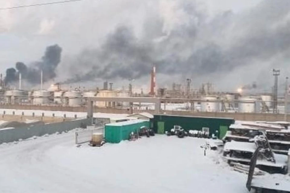 Пожар на нефтеперерабатывающем заводе в Ангарске: его тушат 80 спасателей. Фото: группа Инцидент Иркутск.