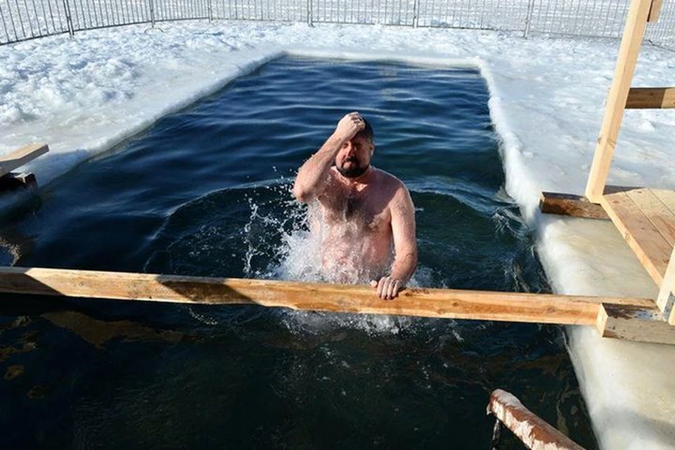 Генконсул США не изменяет крещенской традиции с тех пор как живёт во Владивостоке. Фото: facebook.com/ Michael C. Keays