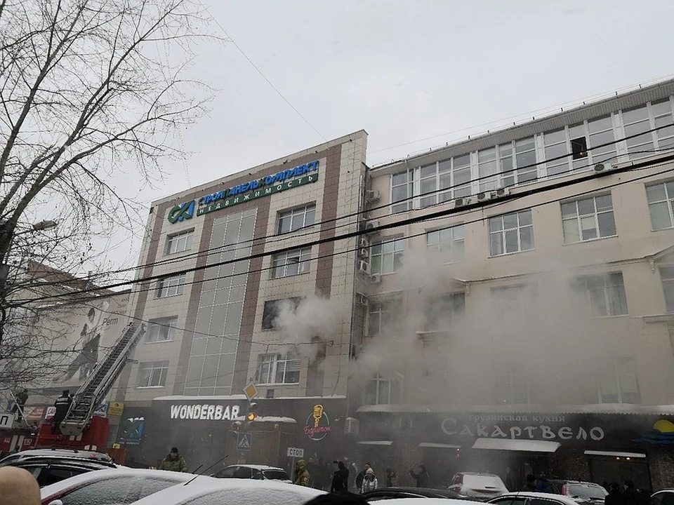 Пожар начался на третьем этаже здания