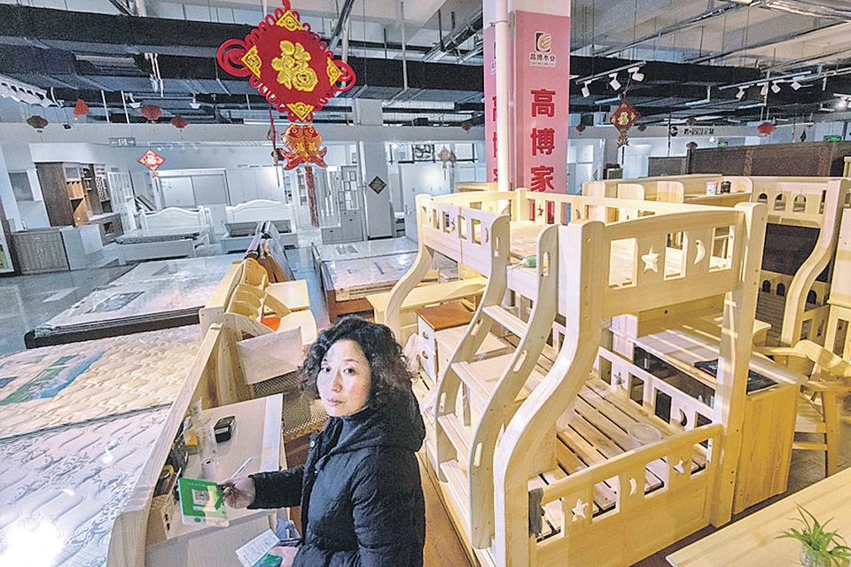 Маленькая фабрика и маленький мебельный магазин в Китае (каких тут многие тысячи!), где из русской сосны стругают и продают окна, стулья и детские кроватки. Неужели мы сами этого делать не можем?!