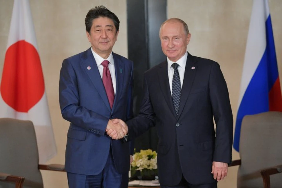 Японский премьер Синдзо Абэ (слева) в последнее время активизировл переговоры по поводу Курил. Не с этим ли связана помощь в строительстве центра? Фото: REUTERS